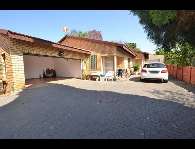 6 BEDROOM HOUSE FOR SALE IN HEUWELOORD